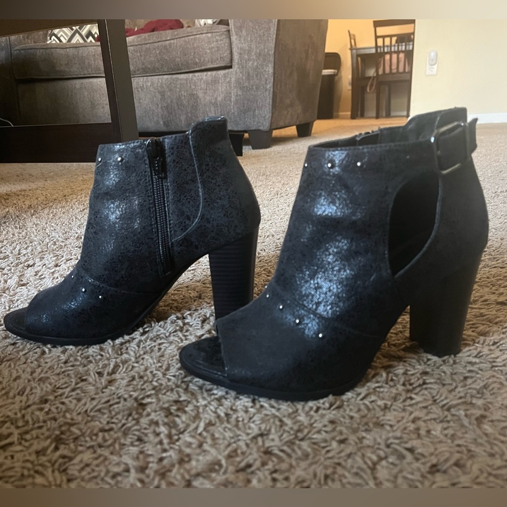 Vera Wang Size 6.5 Black Booties